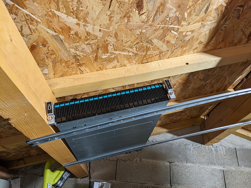 Le châssis Intel S2600WTTR de mon cluster Nutanix CE, monté sur rails sous la structure bois du garage