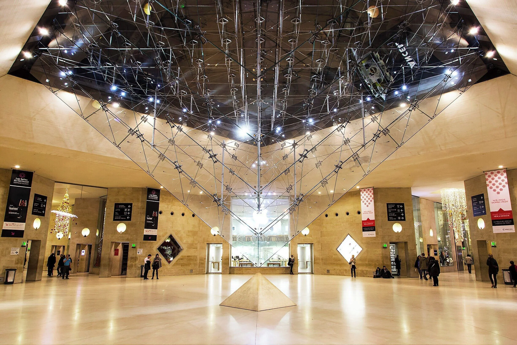 Pyramide inversée du Carrousel du Louvre